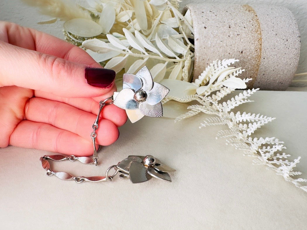 Vintage Sweater Clips, 1950s Silver Chain Collar Clips with Flowers, Old Money Cardigan Clips, 50s Vintage Old Money Accessories