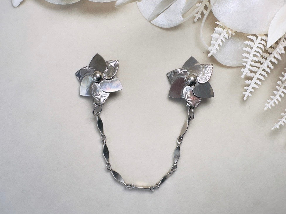 Vintage Sweater Clips, 1950s Silver Chain Collar Clips with Flowers, Old Money Cardigan Clips, 50s Vintage Old Money Accessories