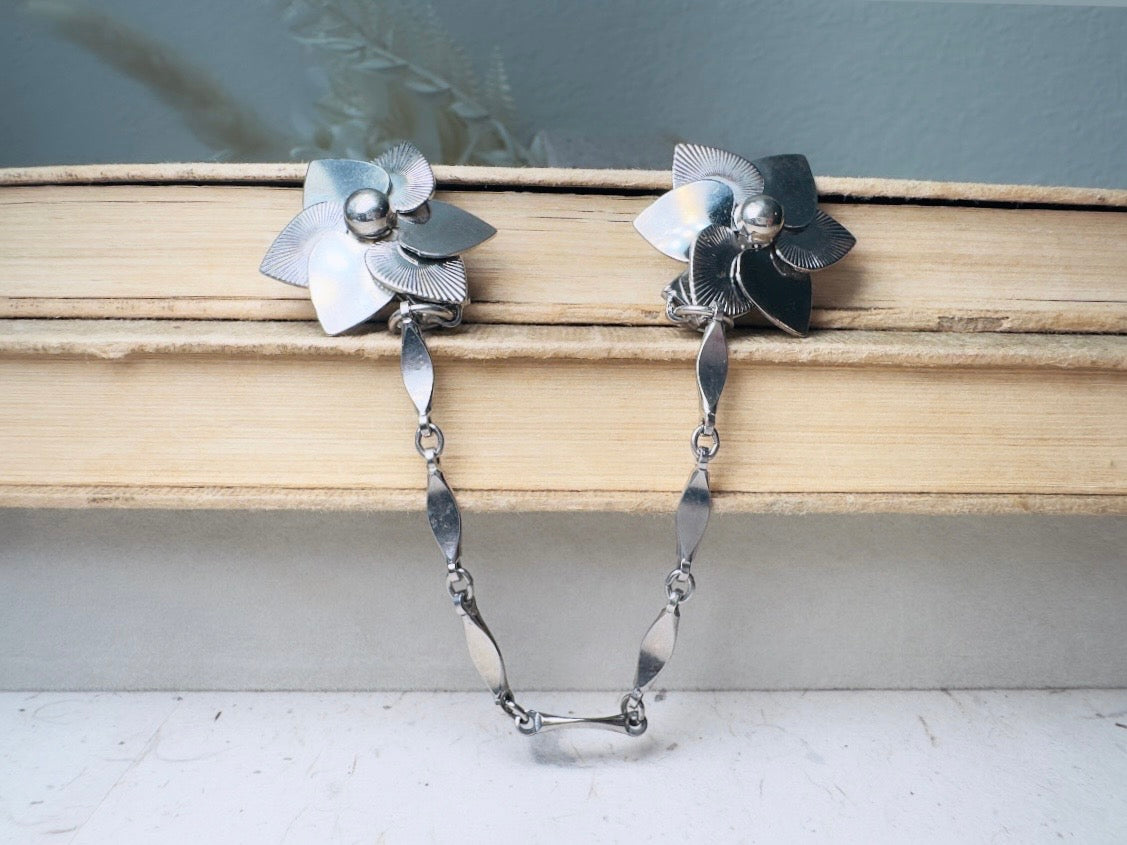 Vintage Sweater Clips, 1950s Silver Chain Collar Clips with Flowers, Old Money Cardigan Clips, 50s Vintage Old Money Accessories