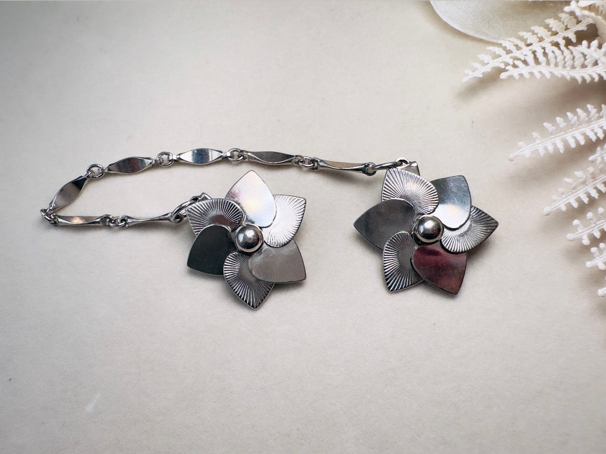 Vintage Sweater Clips, 1950s Silver Chain Collar Clips with Flowers, Old Money Cardigan Clips, 50s Vintage Old Money Accessories