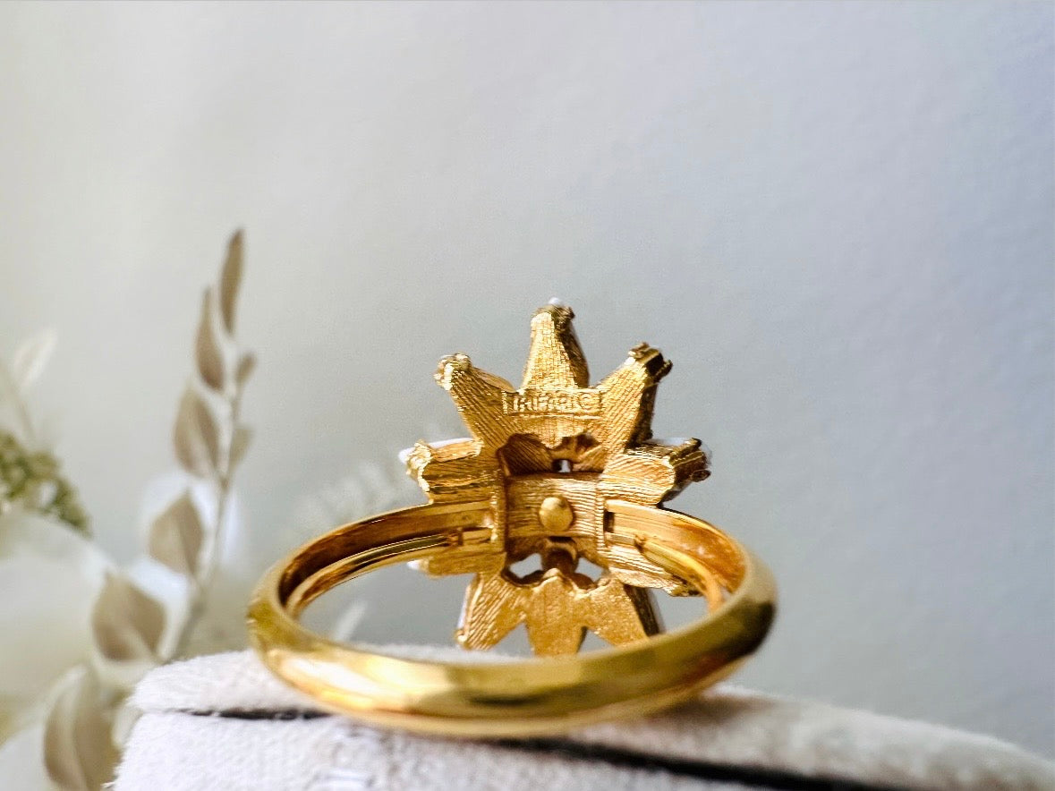 Vintage Trifari Ring, White Milk Glass Ring, Cluster Firework Vintage Statement Ring, Signed Designer Vintage Gold Flower Cocktail Ring signature