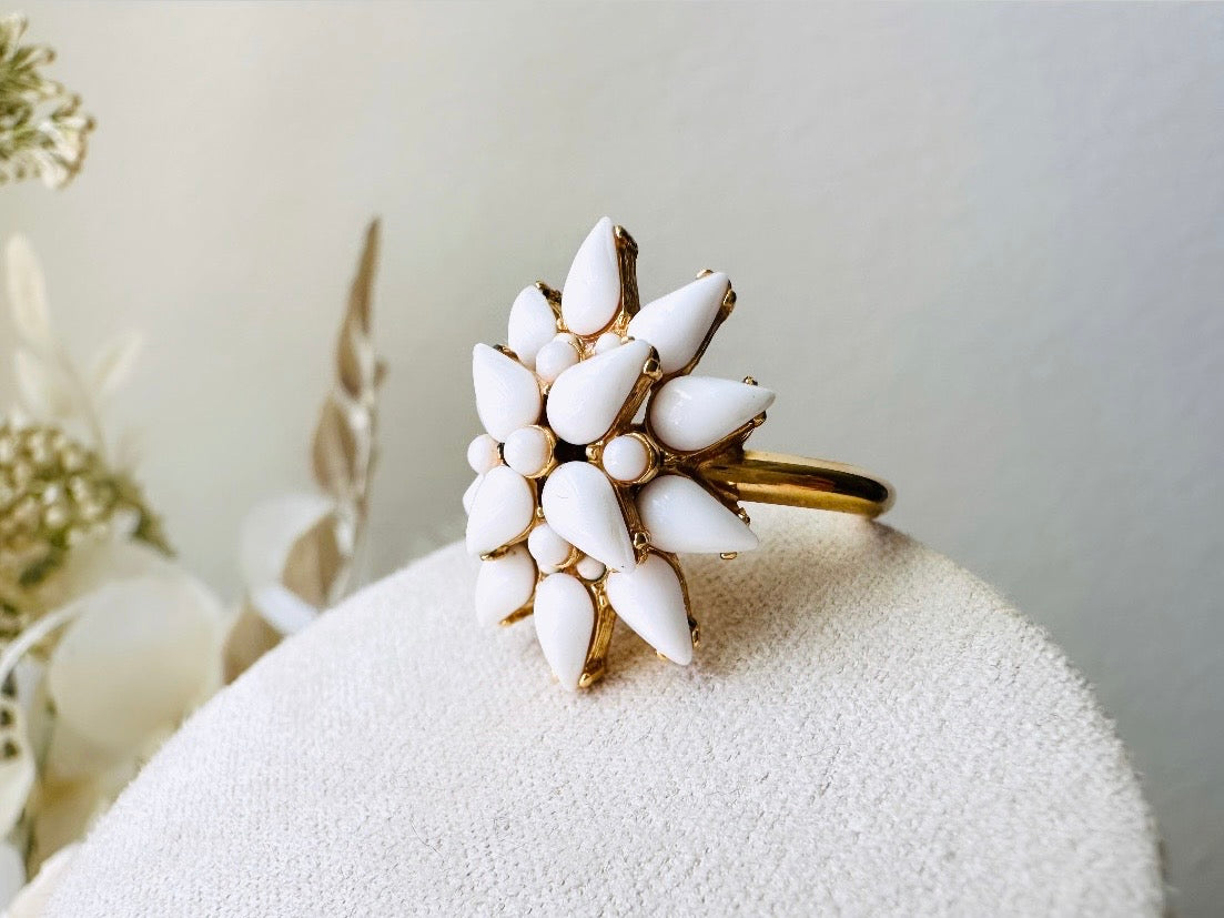 Vintage Trifari Ring, White Milk Glass Ring, Cluster Firework Vintage Statement Ring, Signed Designer Vintage Gold Flower Cocktail Ring close up side