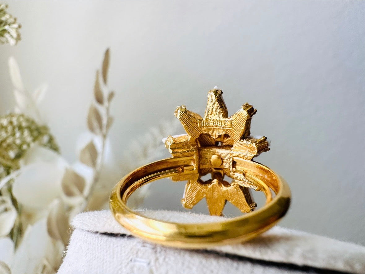 Vintage Trifari Ring, White Milk Glass Ring, Cluster Firework Vintage Statement Ring, Signed Designer Vintage Gold Flower Cocktail Ring sign