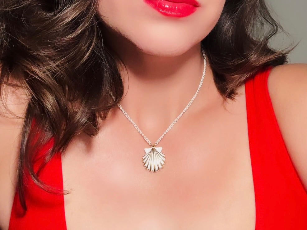 White and Gold Vintage Seashell Necklace, Summer Style Enamel Sliding Pendant on White Chain Necklace
