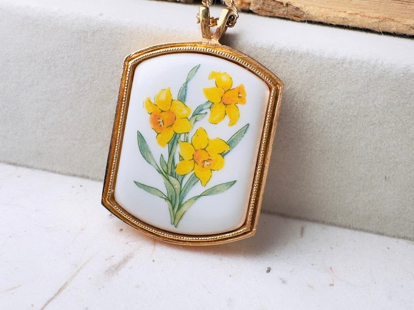 Yellow Daffodil Necklace, Vintage Avon Floral Heritage Porcelain Pendant Necklace