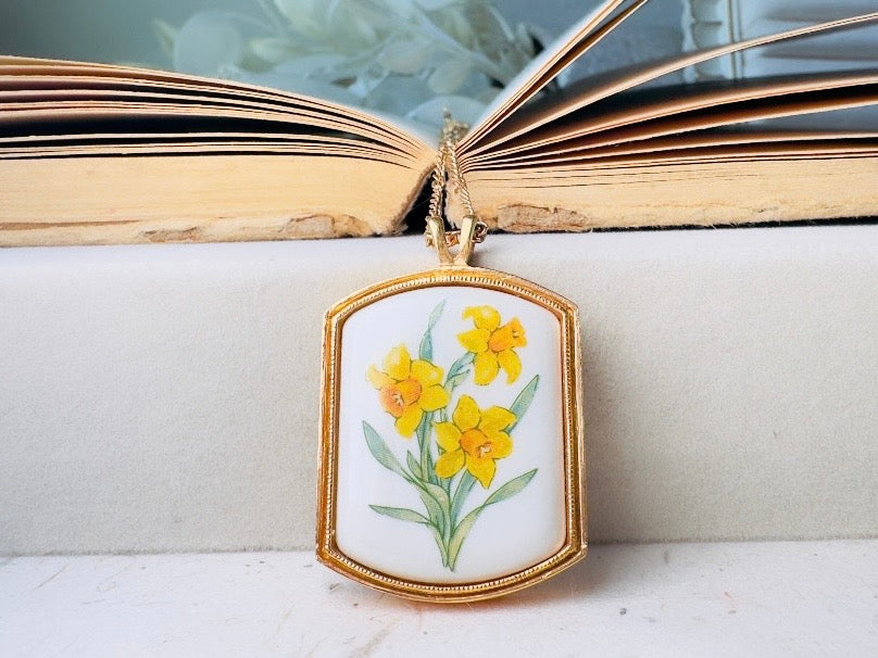 Yellow Daffodil Necklace, Vintage Avon Floral Heritage Porcelain Pendant Necklace