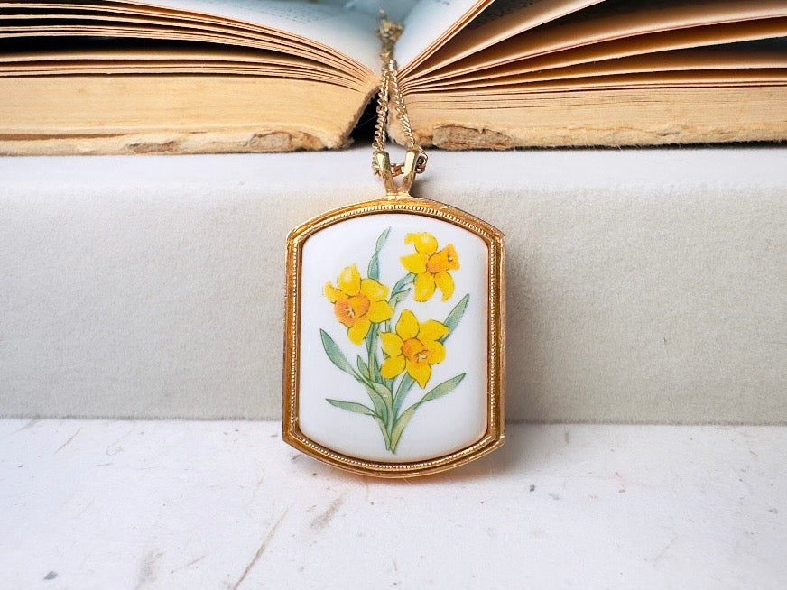 Yellow Daffodil Necklace, Vintage Avon Floral Heritage Porcelain Pendant Necklace