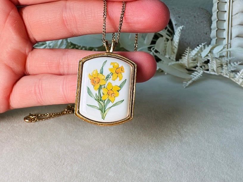 Yellow Daffodil Necklace, Vintage Avon Floral Heritage Porcelain Pendant Necklace