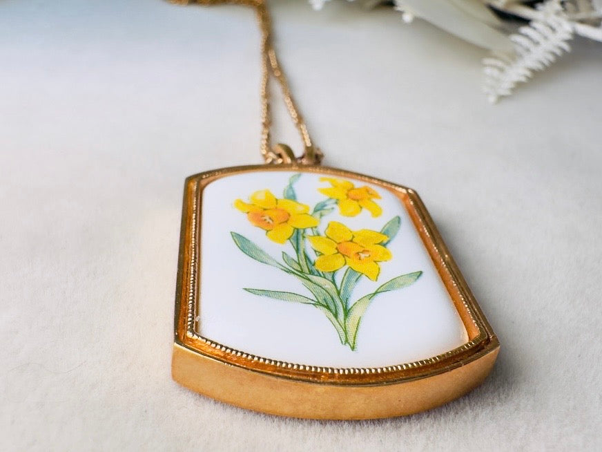Yellow Daffodil Necklace, Vintage Avon Floral Heritage Porcelain Pendant Necklace