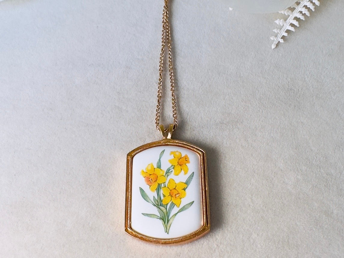 Yellow Daffodil Necklace, Vintage Avon Floral Heritage Porcelain Pendant Necklace