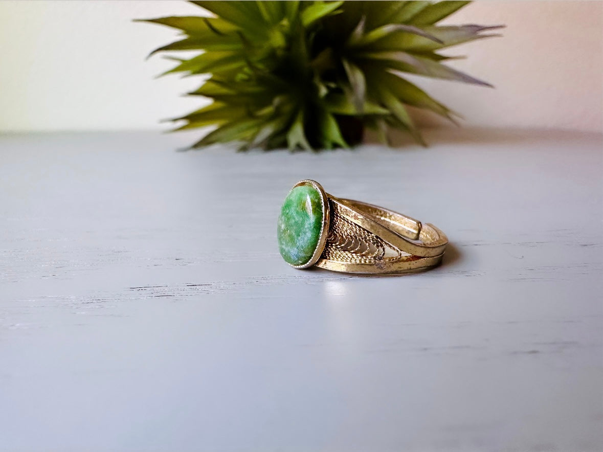 Vintage Green Stone Ring, Simple Stone Ring, Oval Jade Ring with Ornate Filigree Detail, Stacking Ring, Jade Green and Gold Classic Ring