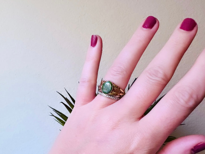 Vintage Green Stone Ring, Simple Stone Ring, Oval Jade Ring with Ornate Filigree Detail, Stacking Ring, Jade Green and Gold Classic Ring Size 8