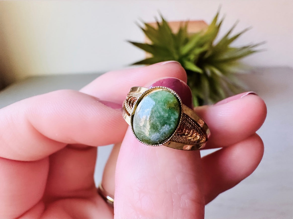 Vintage Green Stone Ring, Simple Stone Ring, Oval Jade Ring with Ornate Filigree Detail, Stacking Ring, Jade Green and Gold Classic Ring Size 8