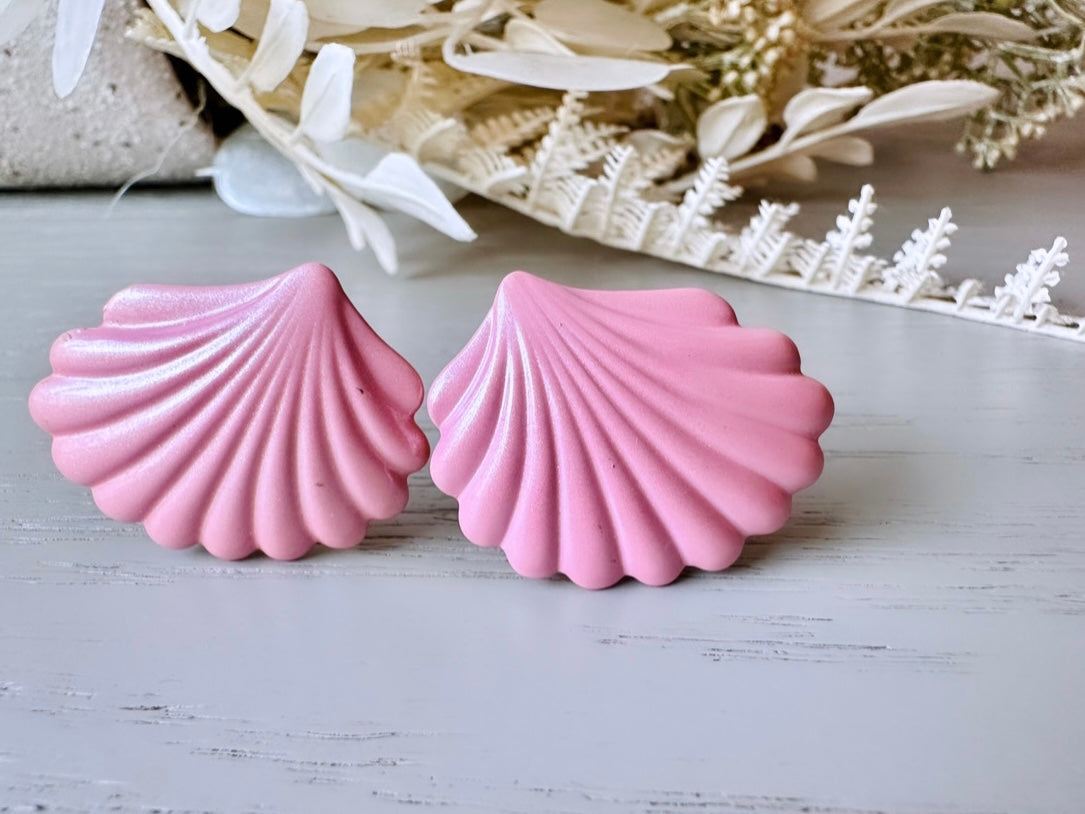 Barbie Pink Shell Earrings, Pearlized Pink Enamel SeaShell Earrings, 1980s Vintage Clip On Earrings, 80's Vintage Shell Shape Earrings