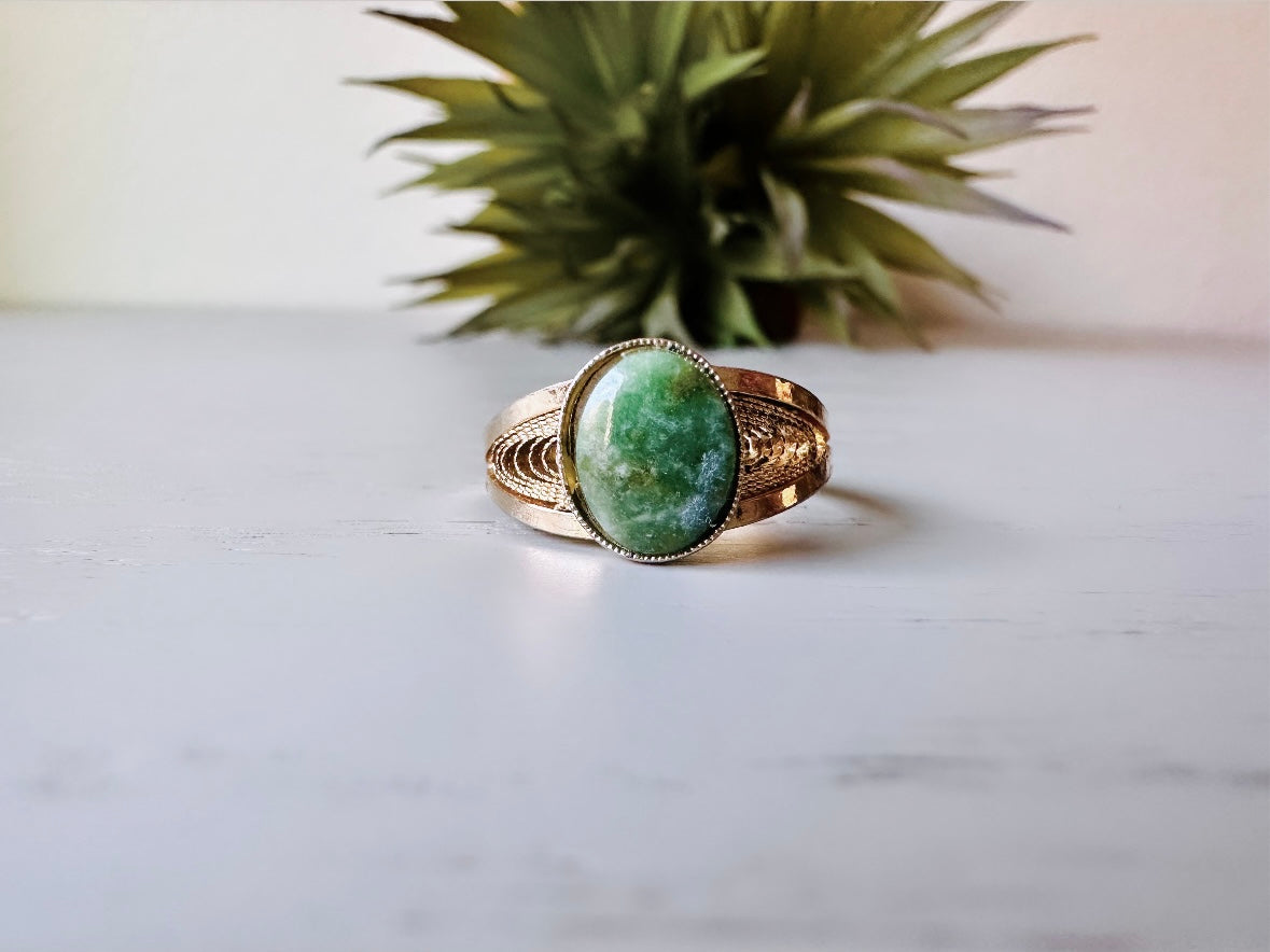 Vintage Green Stone Ring, Simple Stone Ring, Oval Jade Ring with Ornate Filigree Detail, Stacking Ring, Jade Green and Gold Classic Ring
