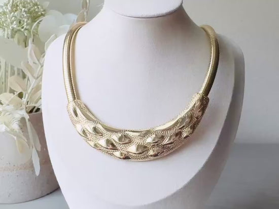This gold omega necklace is a Park Lane signed designer vintage choker necklace from the 1980s. Featuring wide band gold snake chain with a textured raised geometric crescent bar, this gold collar necklace is bold and beautiful. In excellent vintage condition, signed Park Lane on back. Video of necklace.