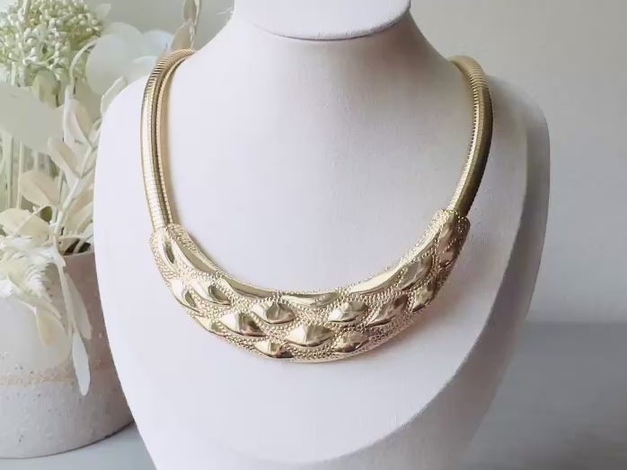 This gold omega necklace is a Park Lane signed designer vintage choker necklace from the 1980s. Featuring wide band gold snake chain with a textured raised geometric crescent bar, this gold collar necklace is bold and beautiful. In excellent vintage condition, signed Park Lane on back. Video of necklace.