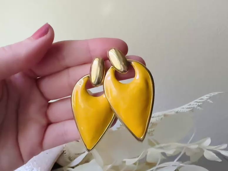 Vintage Yellow Earrings, 1980s Mustard and Gold Teardrop Door Knocker Earrings video
