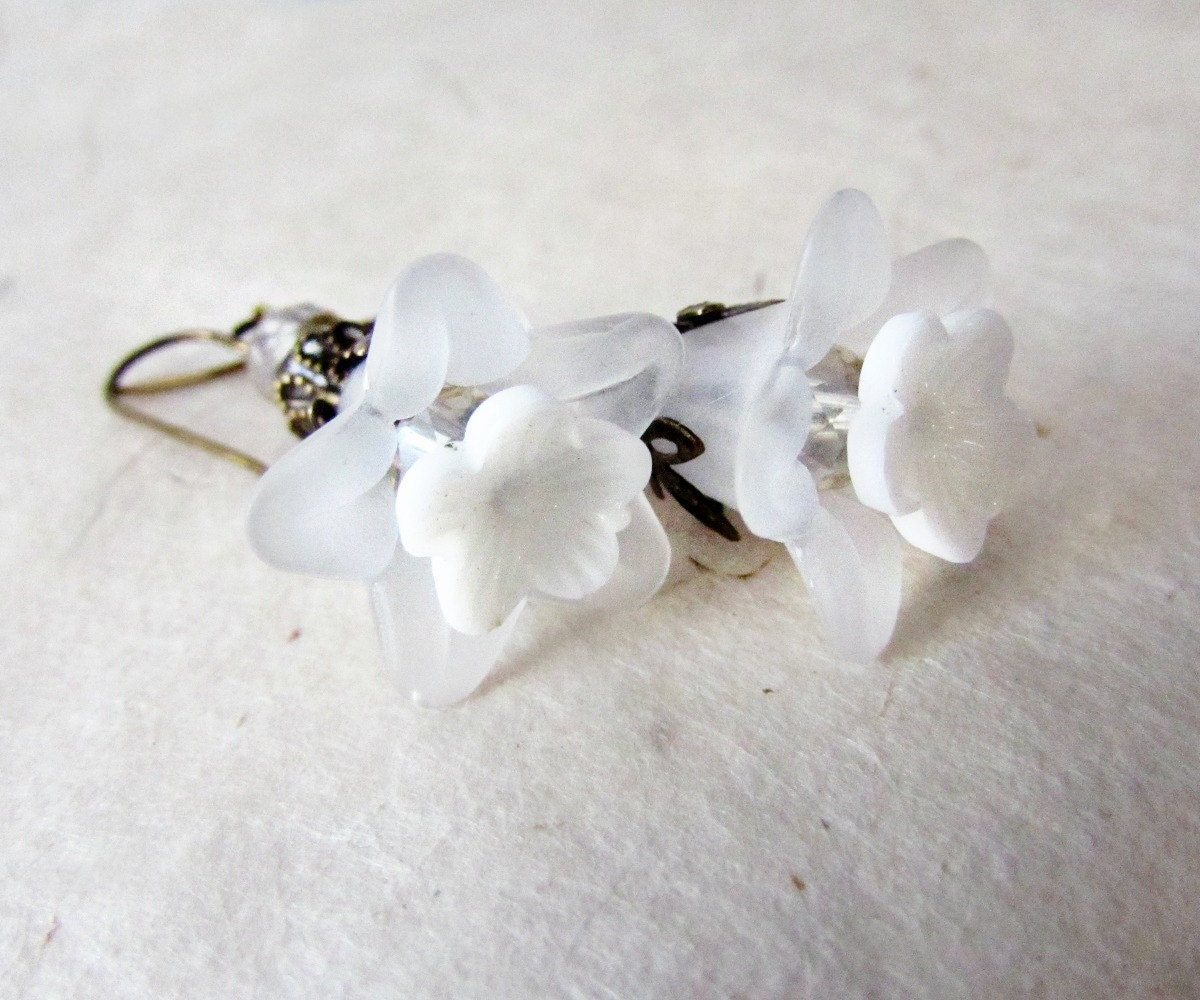 White Bridal Flower Earrings, White Lily Earrings, Vintage Bride Earrings, Floral White Earring, Romantic Wedding Earrings, Boho Bride Style