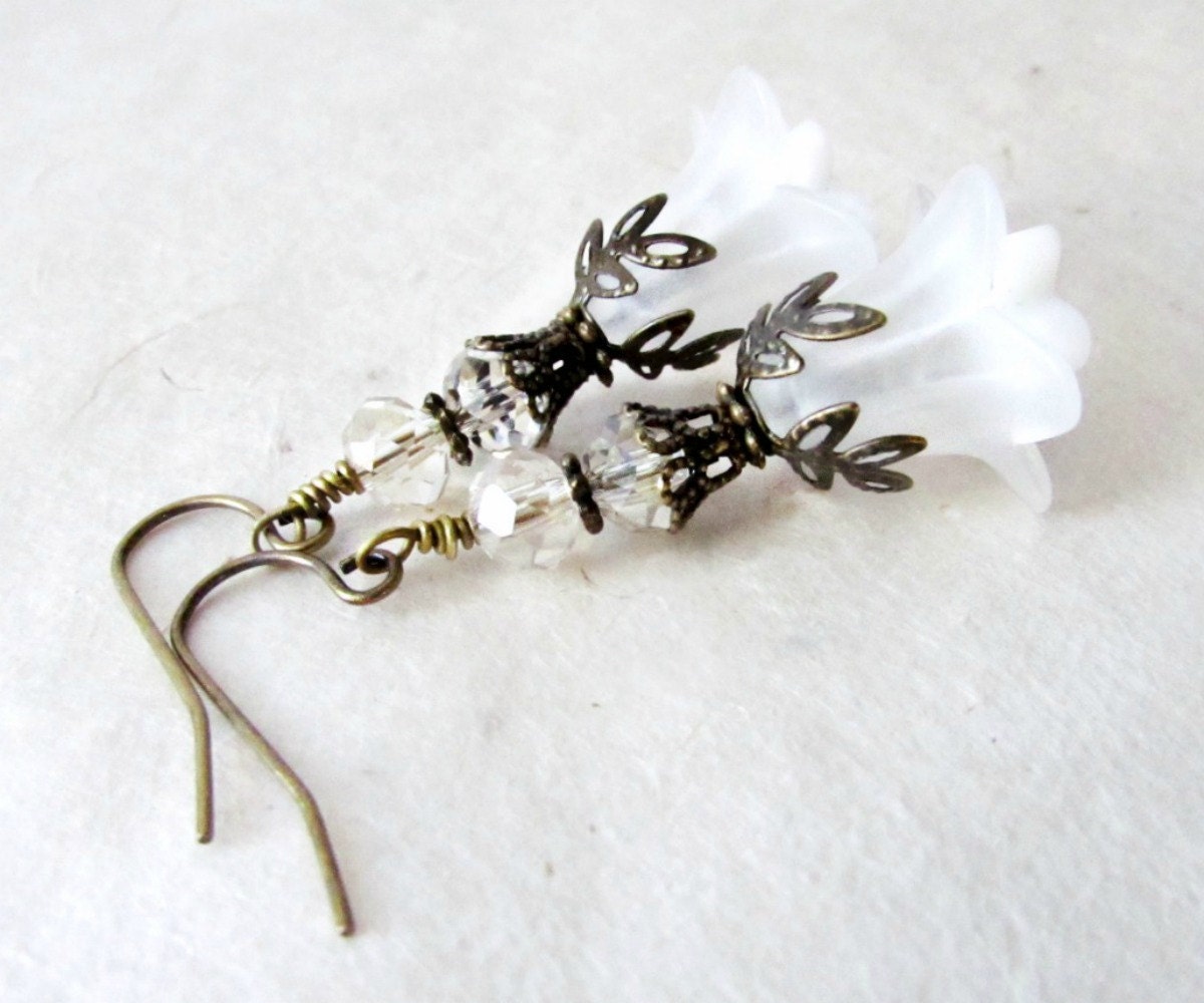 White Bridal Flower Earrings, White Lily Earrings, Vintage Bride Earrings, Floral White Earring, Romantic Wedding Earrings, Boho Bride Style