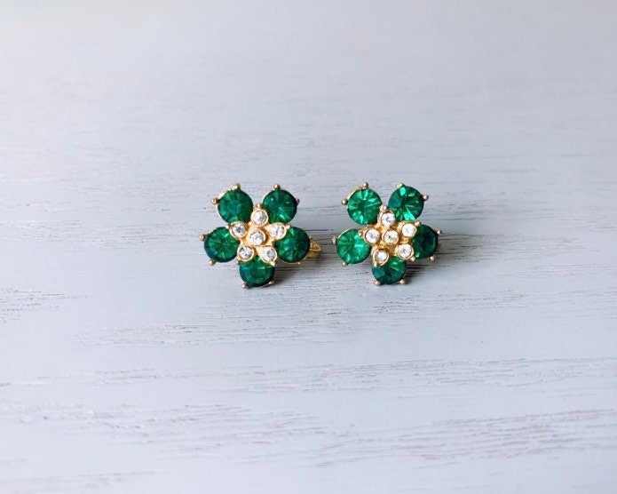 Vintage Rhinestone Flower Earring in Green and Gold, Screwback Statement Earrings, Small Vintage Earrings, Retro Glam Style