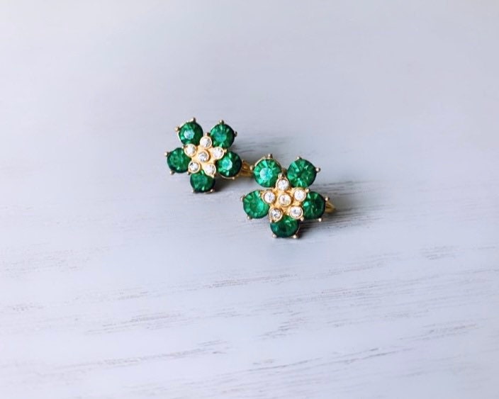 Vintage Rhinestone Flower Earring in Green and Gold, Screwback Statement Earrings, Small Vintage Earrings, Retro Glam Style