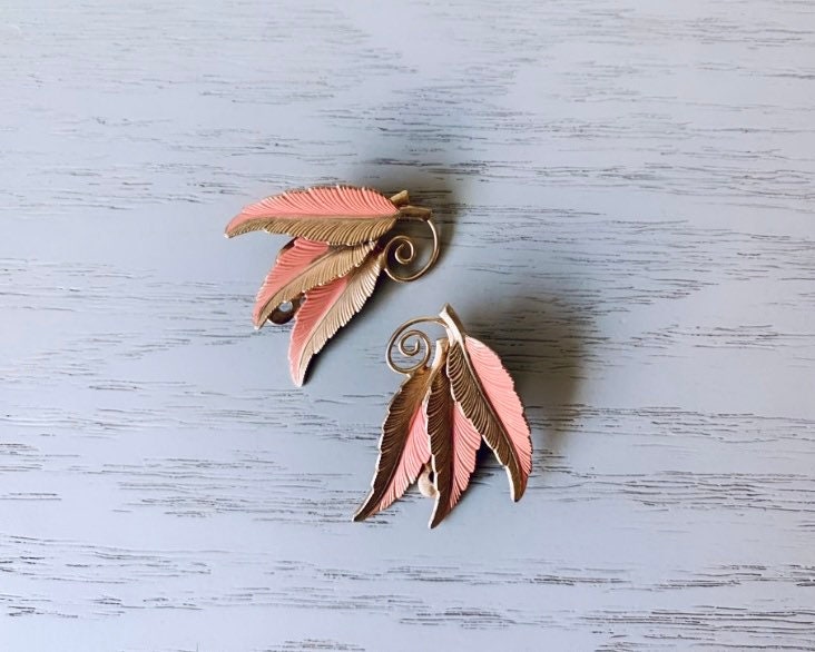 Triple Feather Earrings, Vintage Clip On Earrings, Coral Pink + Gold, 1970s Nature Earrings, Pretty Unique Whimsical Clip-Ons