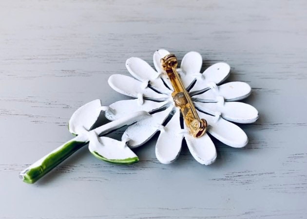 Vintage Daisy Brooch, Enamel Flower Brooch, White Enamel Flower Pin, 1960s Floral Enamel Pin, Vintage Mod 60's Flower Power, Retro Brooch