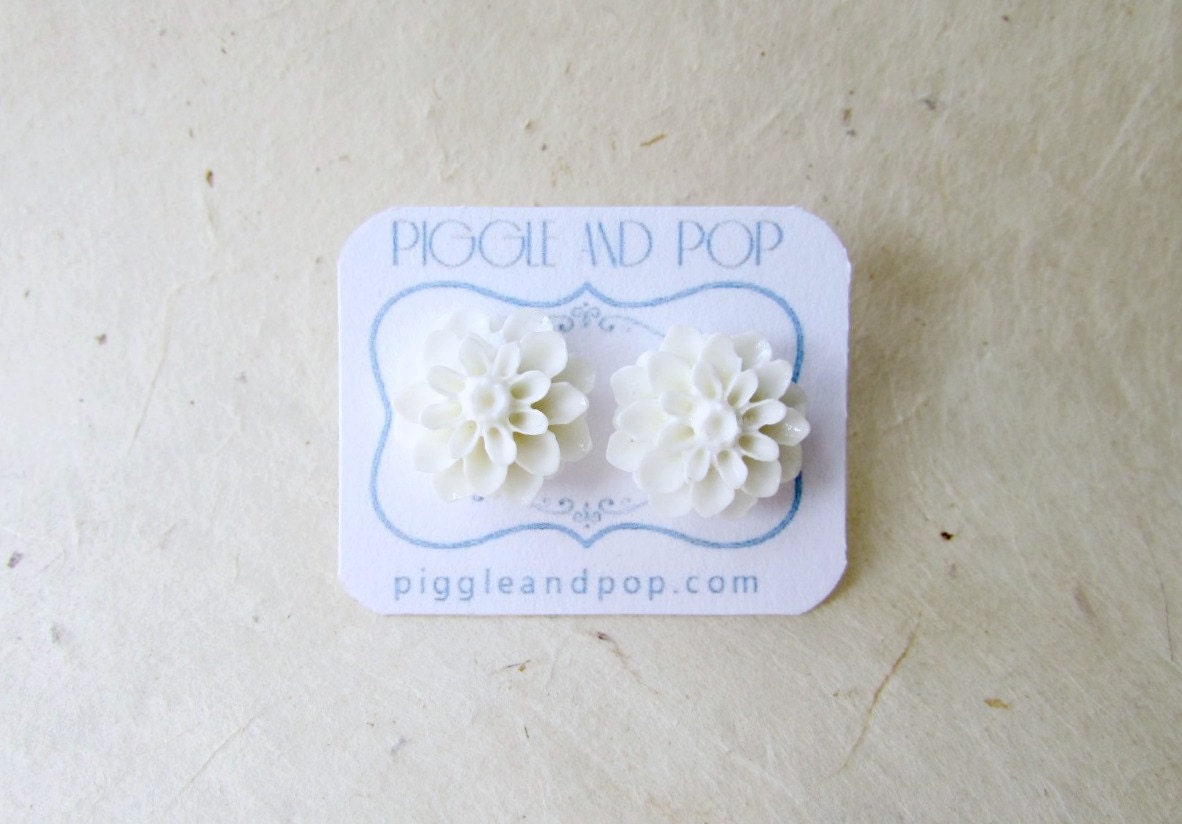 White Flower Earring, Flower Stud Earrings, Large Stud Earring, Dahlia Post Earrings, Chrysanthemum Stud, Big White Earrings, Resin Earring