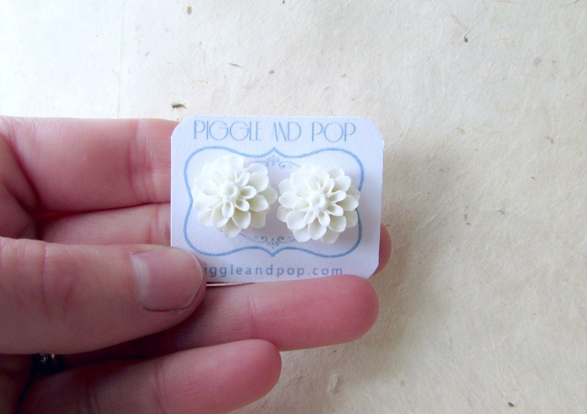 White Flower Earring, Flower Stud Earrings, Large Stud Earring, Dahlia Post Earrings, Chrysanthemum Stud, Big White Earrings, Resin Earring