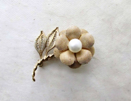 Vintage Flower Brooch, Gold Daisy Brooch Ivory Pearl, Something Old Bride, Gold Bridal Brooch Bouquet, Antique Daisy Pin, Filigree Leaves