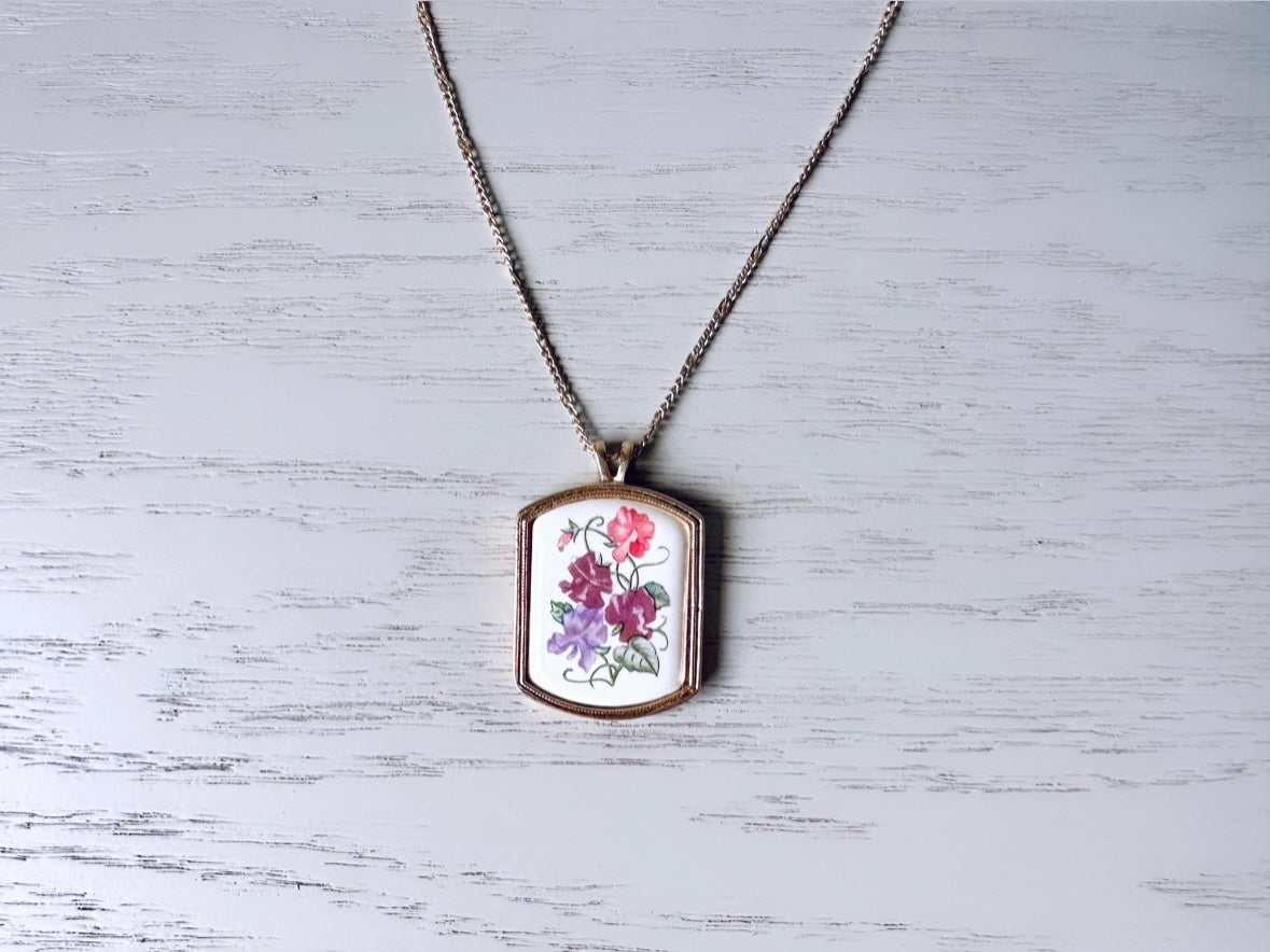 Sweet Pea Flower Porcelain Pendant Necklace, 1980 Floral Heritage Avon, April Birthday Necklace, Vintage Porcelain Necklace, Cottage Chic