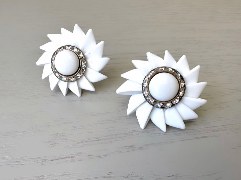 Pinwheel Milk Glass Earrings, 1960s Vintage Earrings, Dramatic White & Silver Bridal Clip-on Earrings, 60s Elegant Statement Earrings Bride