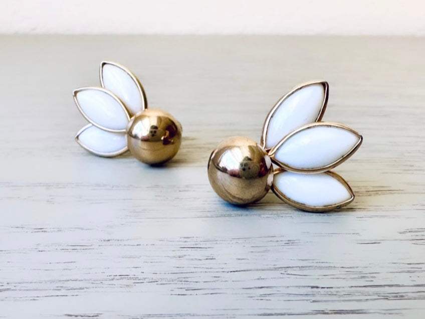 White Glass Flower Earrings, 1960s Vintage Earrings, White and Gold Bridal Screwback Earrings, 1960s Elegant Statement Bridal Earrings