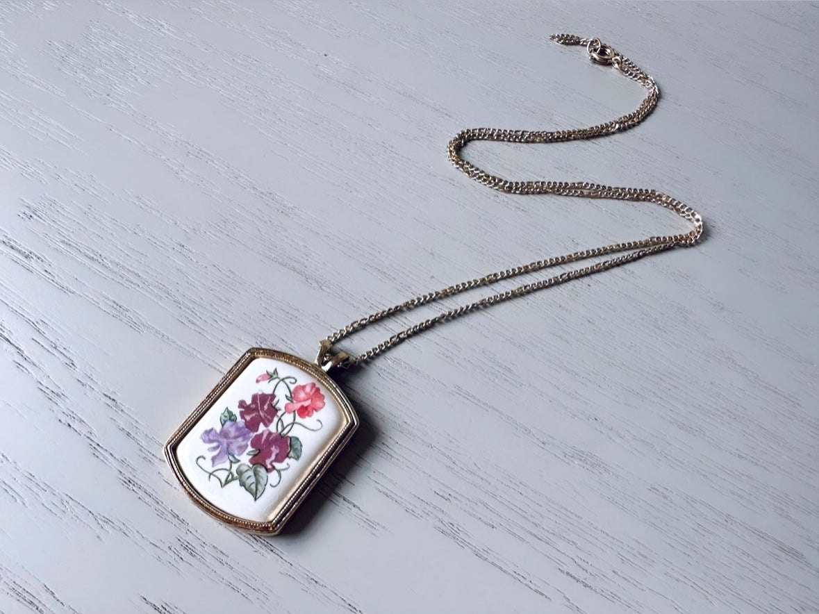 Sweet Pea Flower Porcelain Pendant Necklace, 1980 Floral Heritage Avon, April Birthday Necklace, Vintage Porcelain Necklace, Cottage Chic