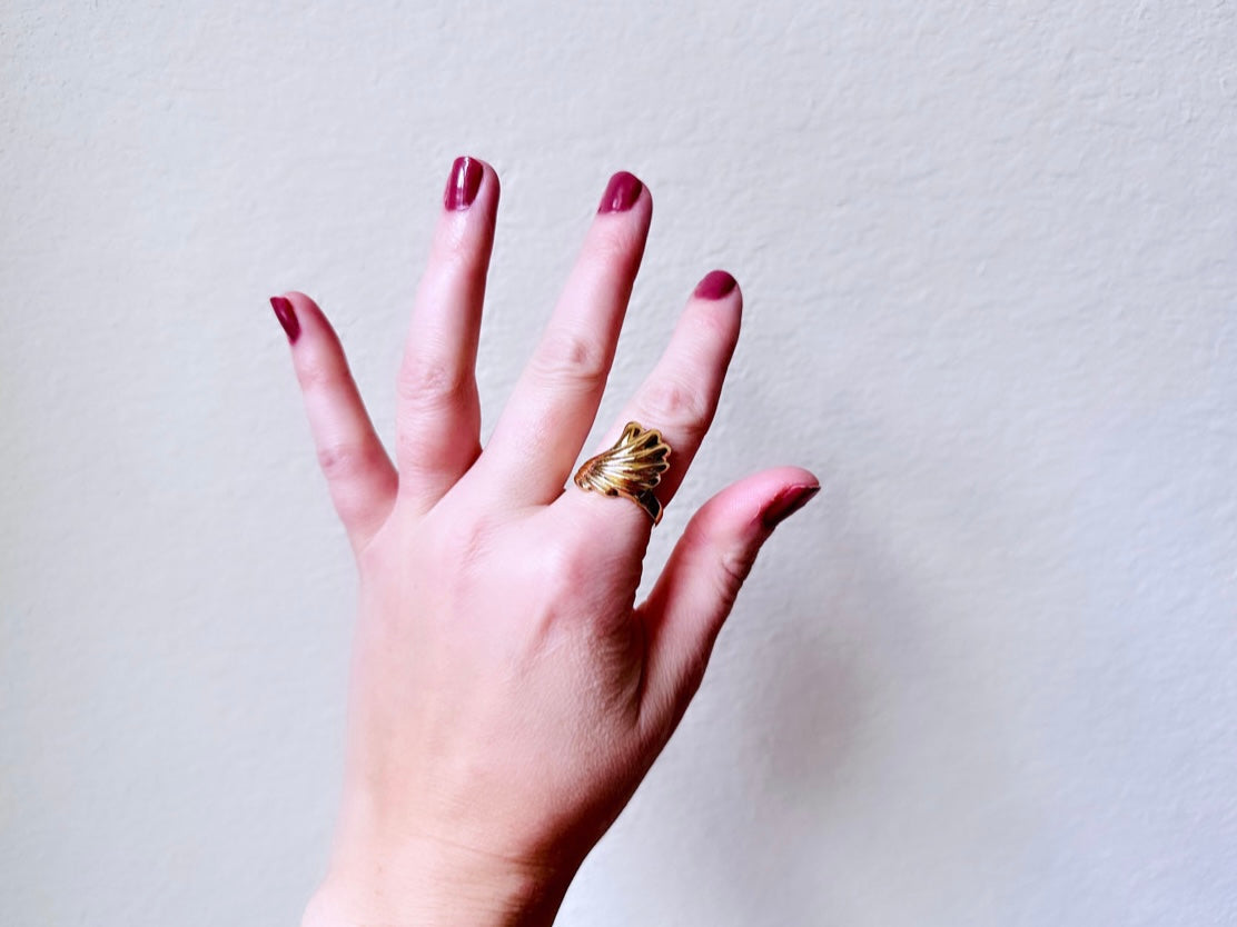 Vintage Gold Sarah Coventry Ring, 1980's Gold Geometric Wave Feather Ring, Interesting Small Ring, Gold Tone 80s Ring