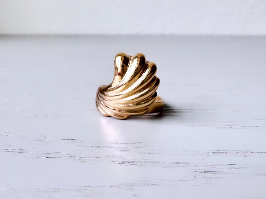 Vintage Gold Sarah Coventry Ring, 1980's Gold Geometric Wave Feather Ring, Interesting Small Ring, Gold Tone 80s Ring