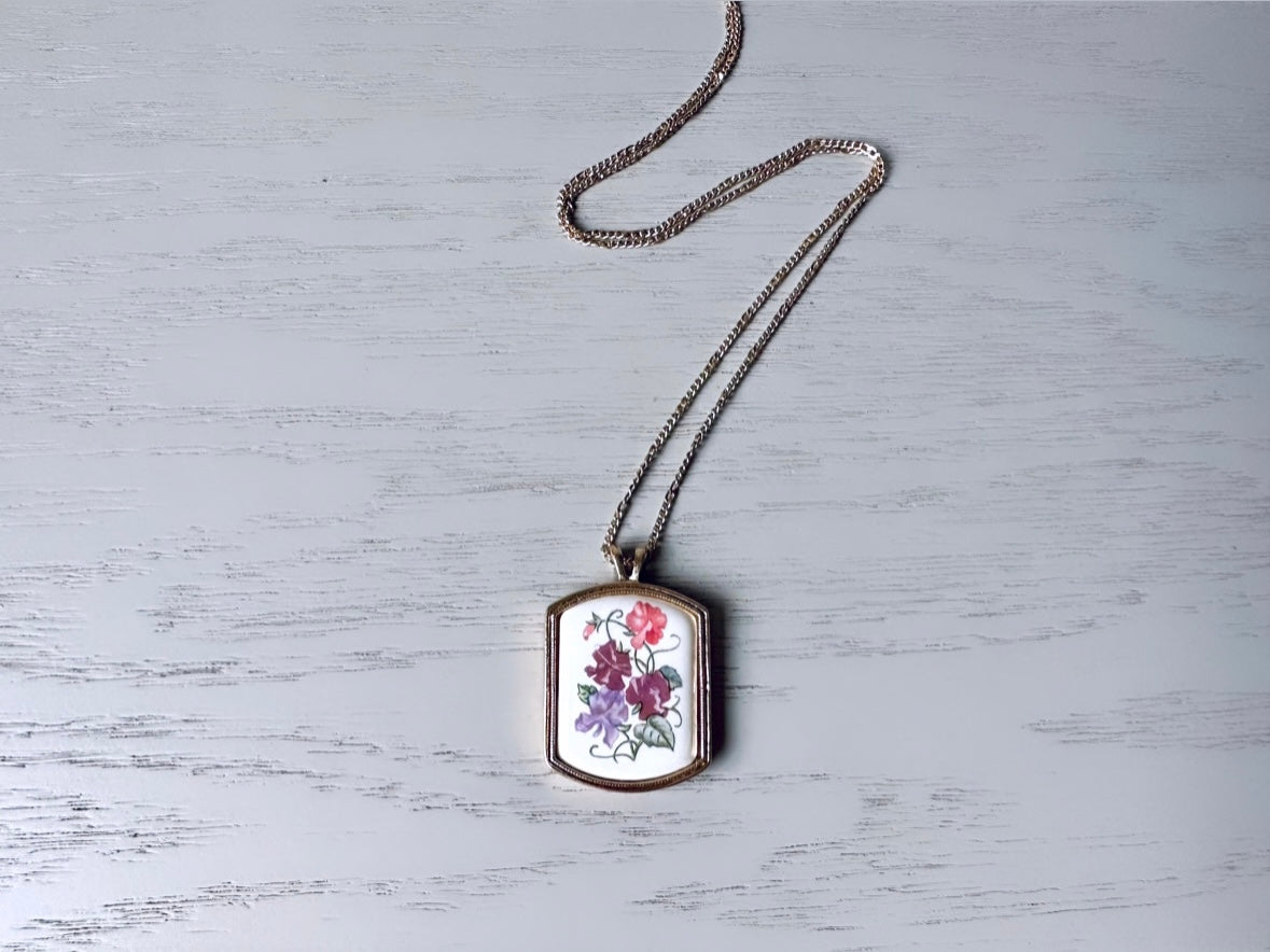 Sweet Pea Flower Porcelain Pendant Necklace, 1980 Floral Heritage Avon, April Birthday Necklace, Vintage Porcelain Necklace, Cottage Chic